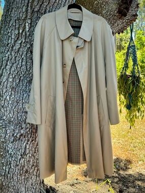 Vintage Classic Beige Trench coat with plaid lining.2 outer pockets.Size 46R